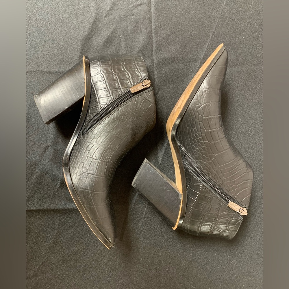 Vince Camuto Black Ankle Boot Shoes. Size 9M
Pls see pics for flaws - Picture 3 of 10